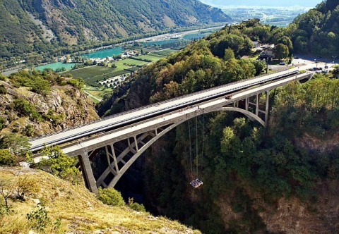          (: www.dailymail.co.uk/news/article-2045567/Extreme-jacuzzi-fanatics-dip-dangling-160ft-bridge.html) 