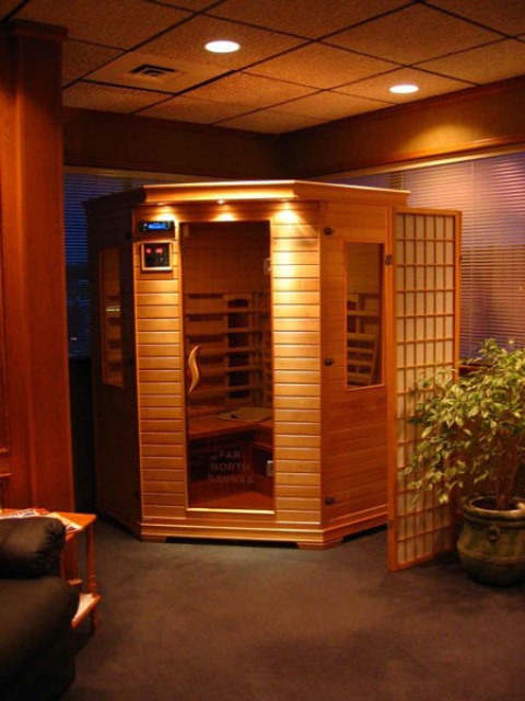 Сауна придаст ванной комнате совершенно другой вид – теплое дерево способствует релаксации и заряду энергией 