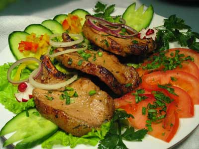 В сауне обычно заказывают легкие закуски: мясной и рыбной нарезки, салатов и суши