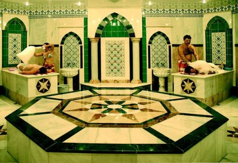 В центре бань расположена парная с мраморной плитой – именно здесь происходит разогревание, распаривание и турецкий массаж