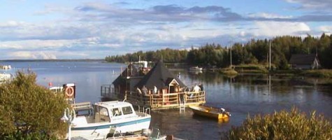 На лодке M/S Gloskar отдыхающие могут париться в сауне и наслаждаться живописными видами озера и природы