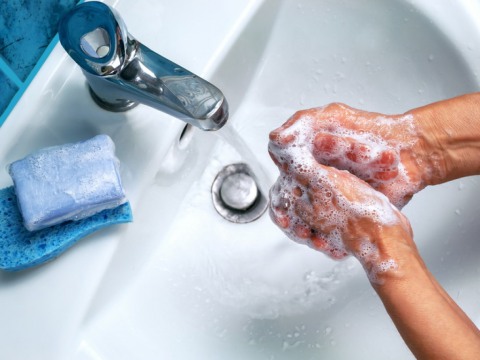 Чаще мойте руки с мылом и не менее 20 секунд.